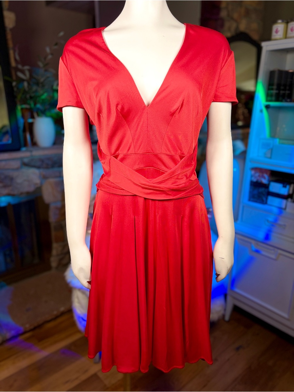 Issa London Red 100% Silk Short Sleeve Vneck Fit & Flare Knee Length Dress Sz 10